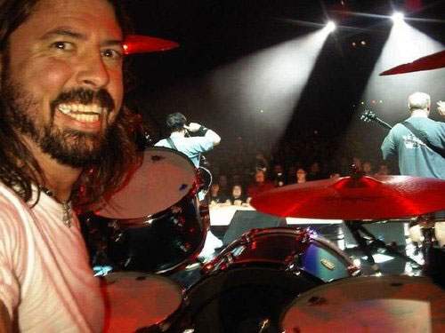 epic-selfie-dave-grohl-stage