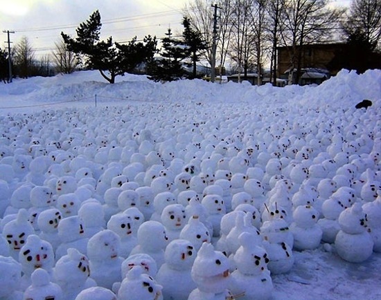 funny-snowman-crowd-snow
