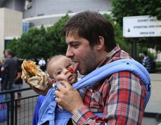 funny-dad-licking-baby-ketchup