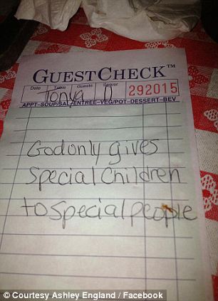 waitress-gives-mom-note-about-so-2